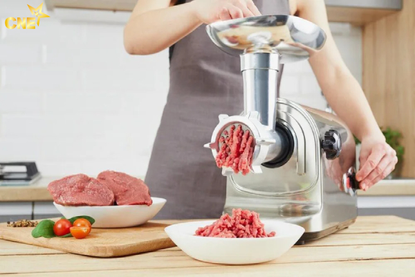 Máy xay thịt cầm tay giúp cho việc xay thịt nhanh chóng và đơn giản hơn